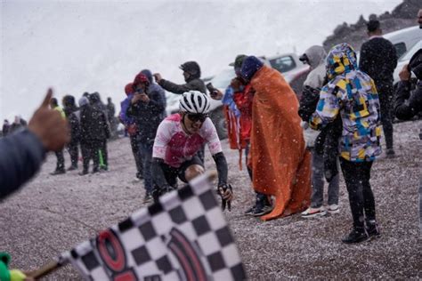 Bajo La Nieve Emocionantes Fotos De La Etapa Reina De La Vuelta De