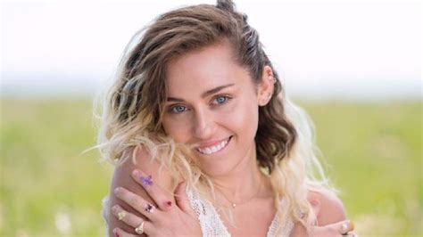 Miley Cyrus Alborota Las Redes Sociales Con Foto En Mini Bikini