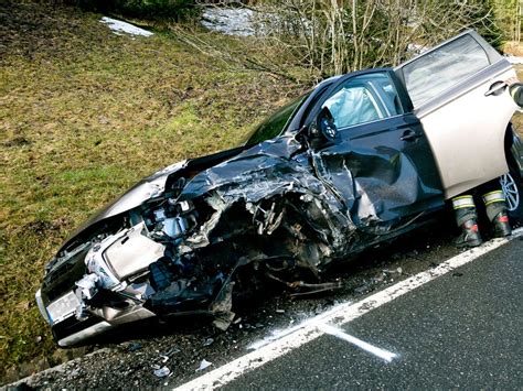 Schwerer Unfall In Schwarzenberg Drei Verletzte Vol At