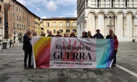 Marcia Per La Pace A Lucca Oltre 50 Realtà Sfilano In Centro