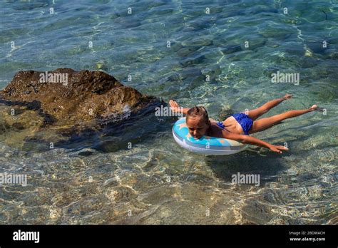 Belle Fille Reposant Sur Le Cercle De Caoutchouc Gonflable Dans La Mer