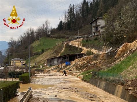 Massa Di Acqua E Detriti Travolge Le Case Ad Ardesio Prima Lecco