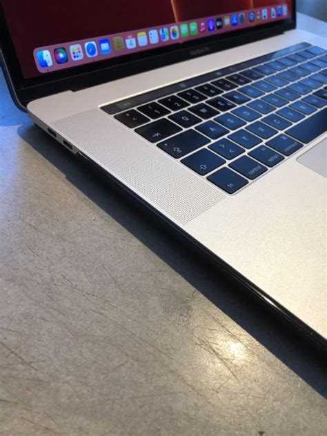 MACBOOK PRO 15 Touch Bar