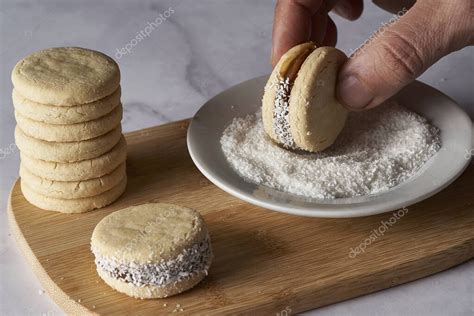 Poner Coco En El Almid N De Ma Z Alfajor Con Dulce De Leche Dulce De