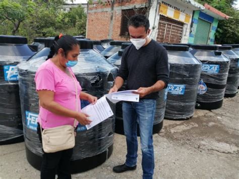 Entregan Tinacos A Vecinos Vecinos De Ampliaciones De La Colonia Lvaro