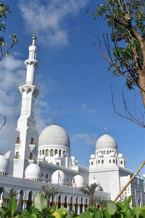 Os Domos E Um Dos Minaretes Da Grande Mesquita Sheik Zayed Em Surakarta