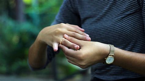 What Is Ring Avulsion? Ring Injury Causes & Prevention - Weddings To ...