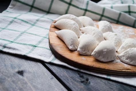 Las Bolas De Masa Hervida Crudas Asperjaron Con La Harina En Un Tablero