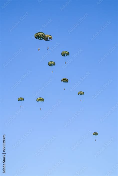 Stockfoto Paratroopers Landing On The Ginkel Heath 75 Years Remembrance