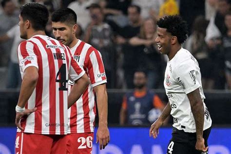 Herói da vitória do Corinthians Gil destaca apoio do elenco em meio às