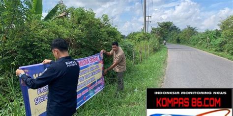 Humas Polres Ogan Ilir Pasang Spanduk Dan Bagikan Stiker Himbauan Jaga