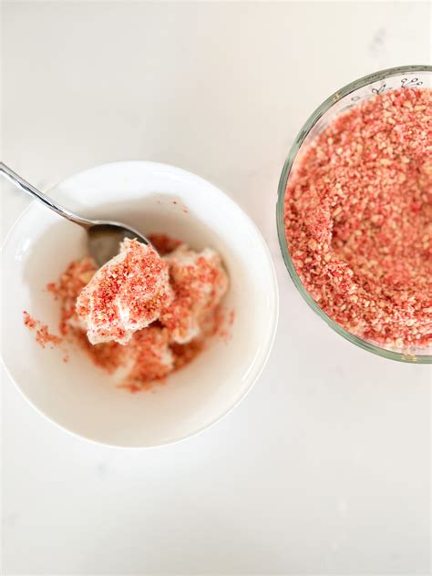 Homemade Vanilla Bean Ice Cream With Strawberry Shortcake Crunch The Sassy Barn