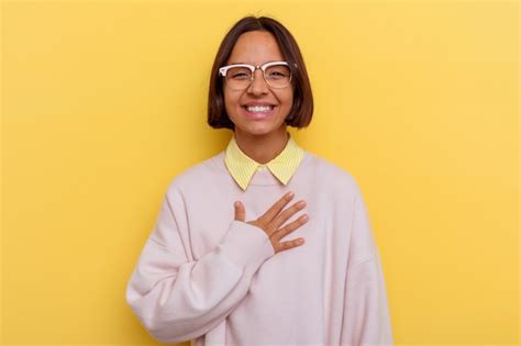 Mujer De Raza Mixta Joven Estudiante Aislada Sobre Fondo Amarillo Se