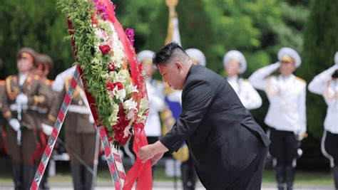 金正恩拜谒中国人民志愿军烈士陵园 纪念韩战停战70周年 星岛日报