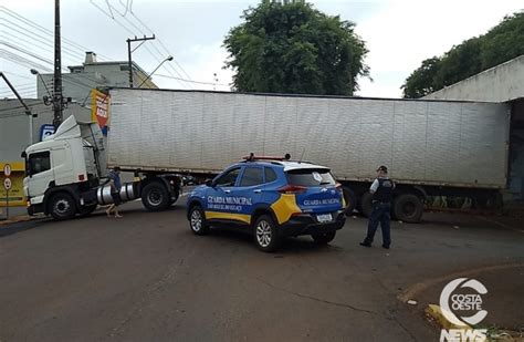 Caminhão fica preso ao passar por baixo de viaduto em São Miguel do