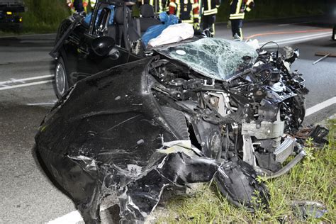 Horror Unfall Auf Bundesstra E In Bayern Auto Kracht In Lastwagen