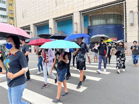 更新【撐起行人保護傘】台南3歲女童命喪斑馬線 五都14日同步快閃悼念 Taiwan News May 14 2023 15 45