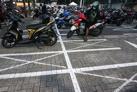 Parkir Motor Berjarak Penerapan Protokol Kesehatan Economic