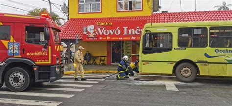 Bombeiros são acionados para atender a princípio de incêndio em ônibus