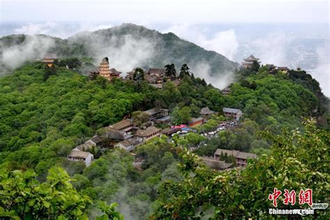 “道源圣地”崆峒山夏日烟雨蒙蒙 游客雨中登山 户外旅游 梅州时空