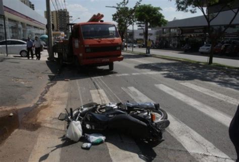 G Motociclista Morre Ao Ser Atingido Por Caminh O Na Av T Em