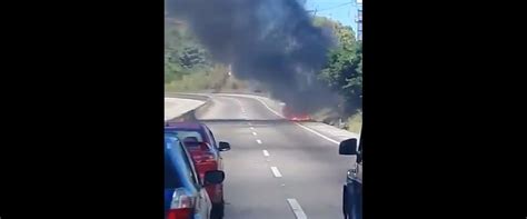 Camioneta Es Consumida Por Las Llamas En Carretera Al Puerto De La