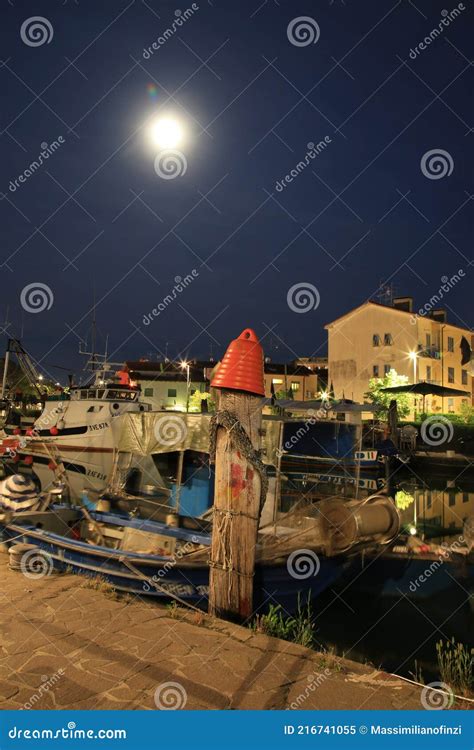 Barcos Amarrados En El Puerto Contra El Cielo Por La Noche Con Luna