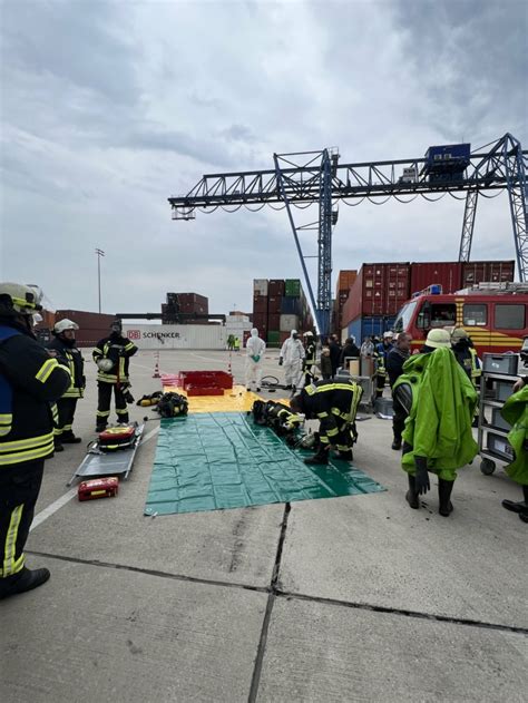 Jahres Großübung aller fünf Voerder Feuerwehreinheiten Freiwillige