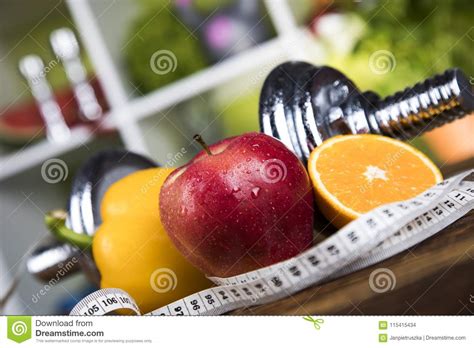 Concepto De La Aptitud Con Pesas De Gimnasia Y Frutas Frescas Foto De