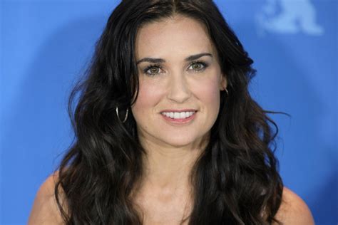 Wysportowana Demi Moore pozuje w bikini nad wodospadem zdjęcia
