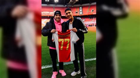 Edson Álvarez le regala una camiseta del Ajax al cantante Peso Pluma