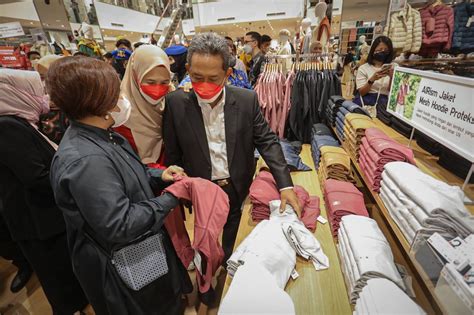 Hadir Di Kota Bandung Uniqlo Berikan Ruang Pamer Produk Umkm Jpnn