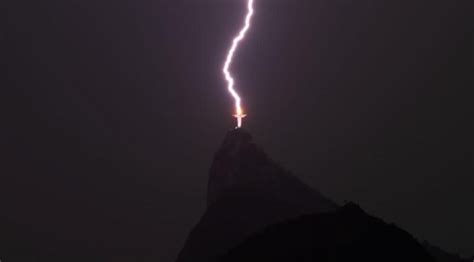 Tras Rayos En Cristo Redentor De R O De Janeiro Dan Reporte Sobre