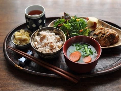 一汁＋おかず ＆ 本日のお弁当 大根・人参・かつお菜のお味噌汁、季節の生野菜サラダ、ブリ玉葱 ～ピリ辛濃厚味噌煮～ 、細切り昆布・手羽先・大根