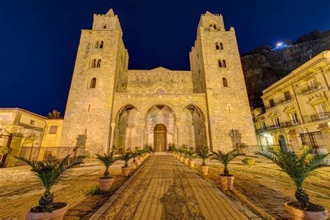 La Catedral Normanda De Cefalu En Sicilia Imagen De Archivo Imagen De