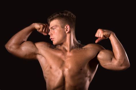 Bodybuilder Dhomme De Muscle Montrant Son Biceps Image Stock Image