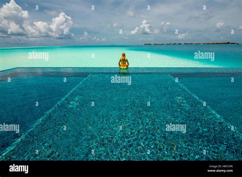 Frau im bikini von hinten Fotos und Bildmaterial in hoher Auflösung Alamy