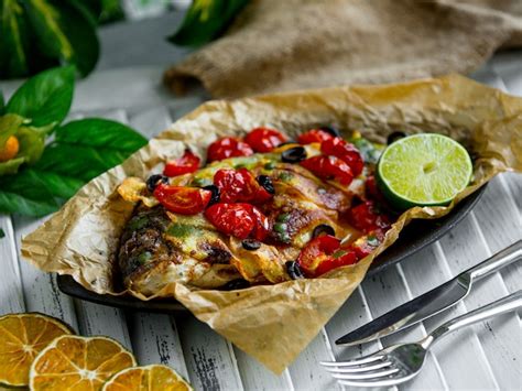 Gebratener fisch mit gemüse auf dem tisch Kostenlose Foto