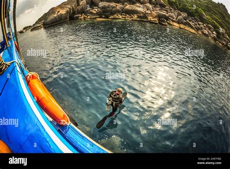 Koh Tao Thailand 26 March 2018 Scuba Diver Jump Into Water With