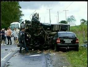 RJ Inter TV 2ª Edição Acidente micro onibus deixa duas mortes em