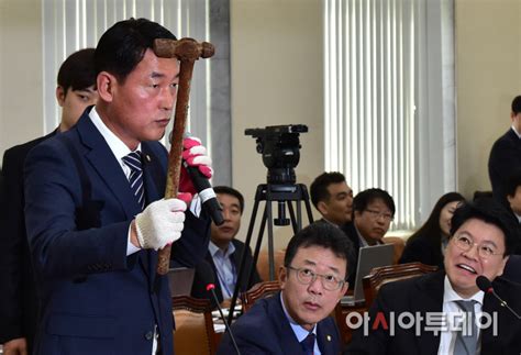 포토 황영철 ‘국감장에 등장한 망치이것이 불법조업 중국어선 무기 아시아투데이