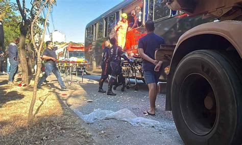 Acidente entre ônibus e carreta deixa feridos no Barreiro em BH