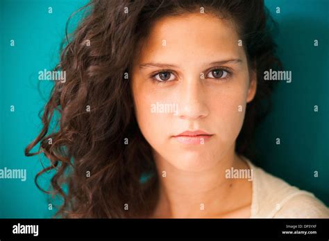 Jeune Fille De 16 Ans Aux Yeux Marrons Banque De Photographies Et D