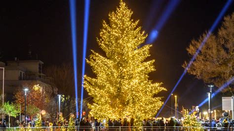 L Accensione Dell Albero Di Natale Di Riccione Incanta La Citt Tra