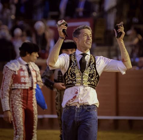 Chimy Vila Presta Su Ropa A Manuel Escribano Tras Su Aparatosa Cornada