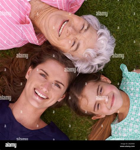 Las Se Oras De La Familia Foto De Una Familia Generacional Disfrutando