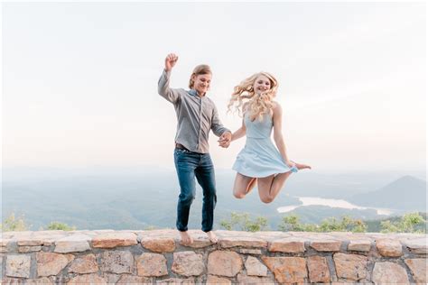 A Photographer's 12 Favorite Engagement Photo Poses - alyssa-rachelle.com