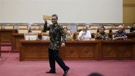 Foto Johan Budi Buat Makalah Soal Penyelamatan Aset Negara