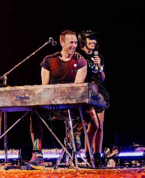 Coldplaying On Twitter Chris Martin With A Fan Performing At