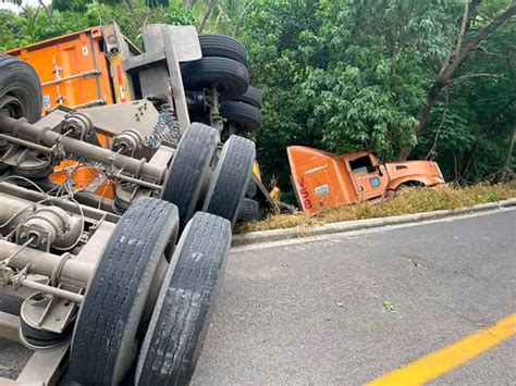 Tr Iler Sufre Accidente En Carretera De Manzanillo A Minatitl N